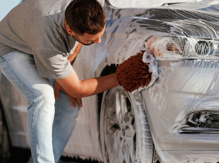 Lavare l'auto: perché è importante e come farlo senza danneggiare la carrozzeria