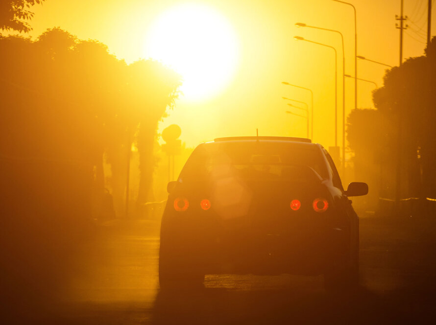 Sole e caldo estremo: cosa succede davvero alla tua auto in estate